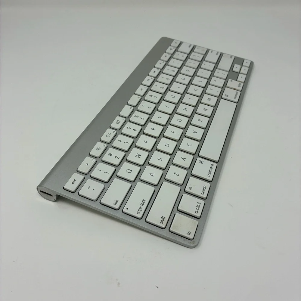 Apple A 1314 Wireless Slim Aluminum Keyboard - Silver and White Battery